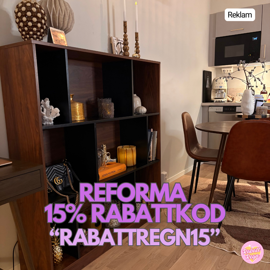 Bokhylla Colin från Reforma – stilren bokhylla i trälook med svarta hyllplan, monterad hemma hos oss (Reforma rabattkod)